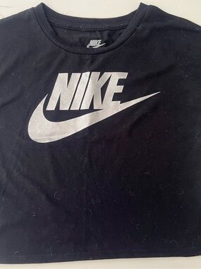 Girls cropped Nike Black Crop Tee with Silver Logo